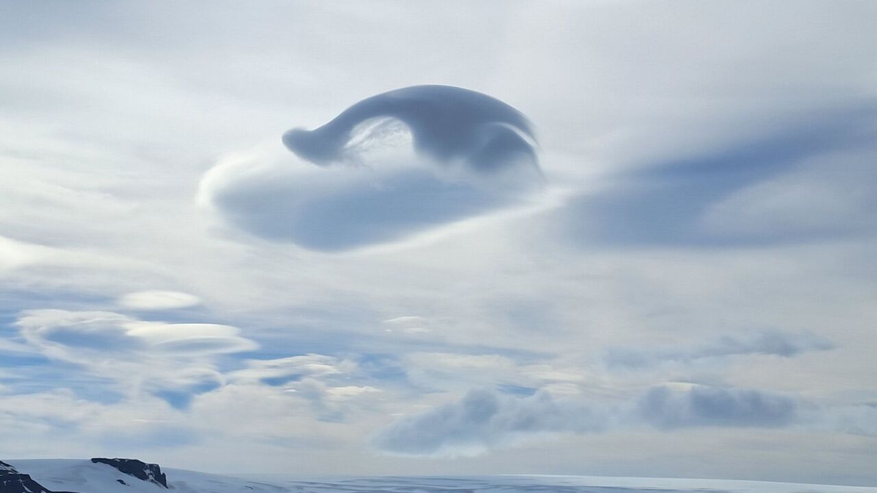 A whale diving into the waves of the sky: Ukrainian polar explorers record an amazing phenomenon. Photo