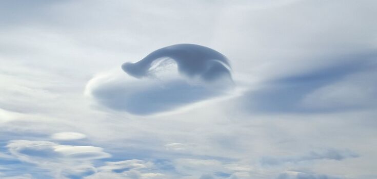 A whale diving into the waves of the sky: Ukrainian polar explorers record an amazing phenomenon. Photo