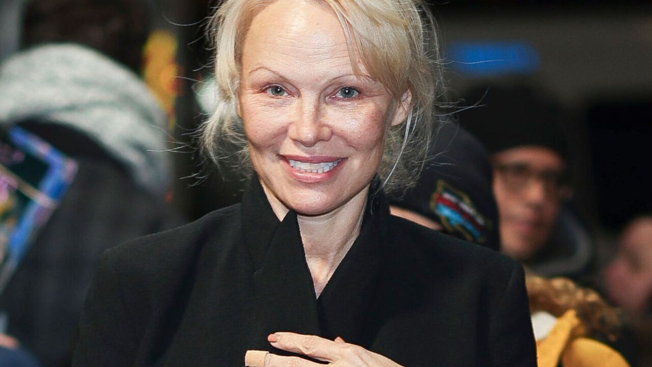 Makes the look more elegant: Pamela Anderson brought back the 80s trend