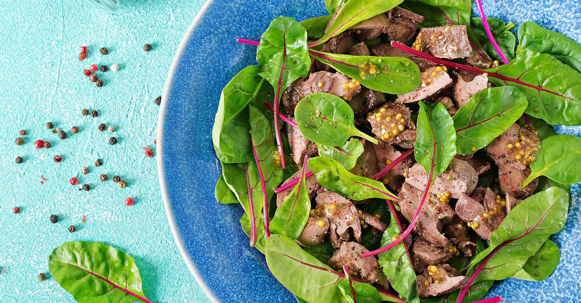 Healthy and very tasty salad with liver, lettuce and blue cheese: recipe for an everyday dish