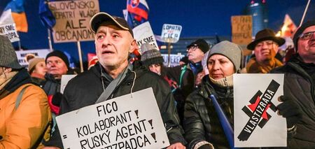 "Fico jest kolaborantem i rosyjskim agentem!" W Bratysławie 15 tysięcy osób wzięło udział w antyrządowym wiecu. Zdjęcie
