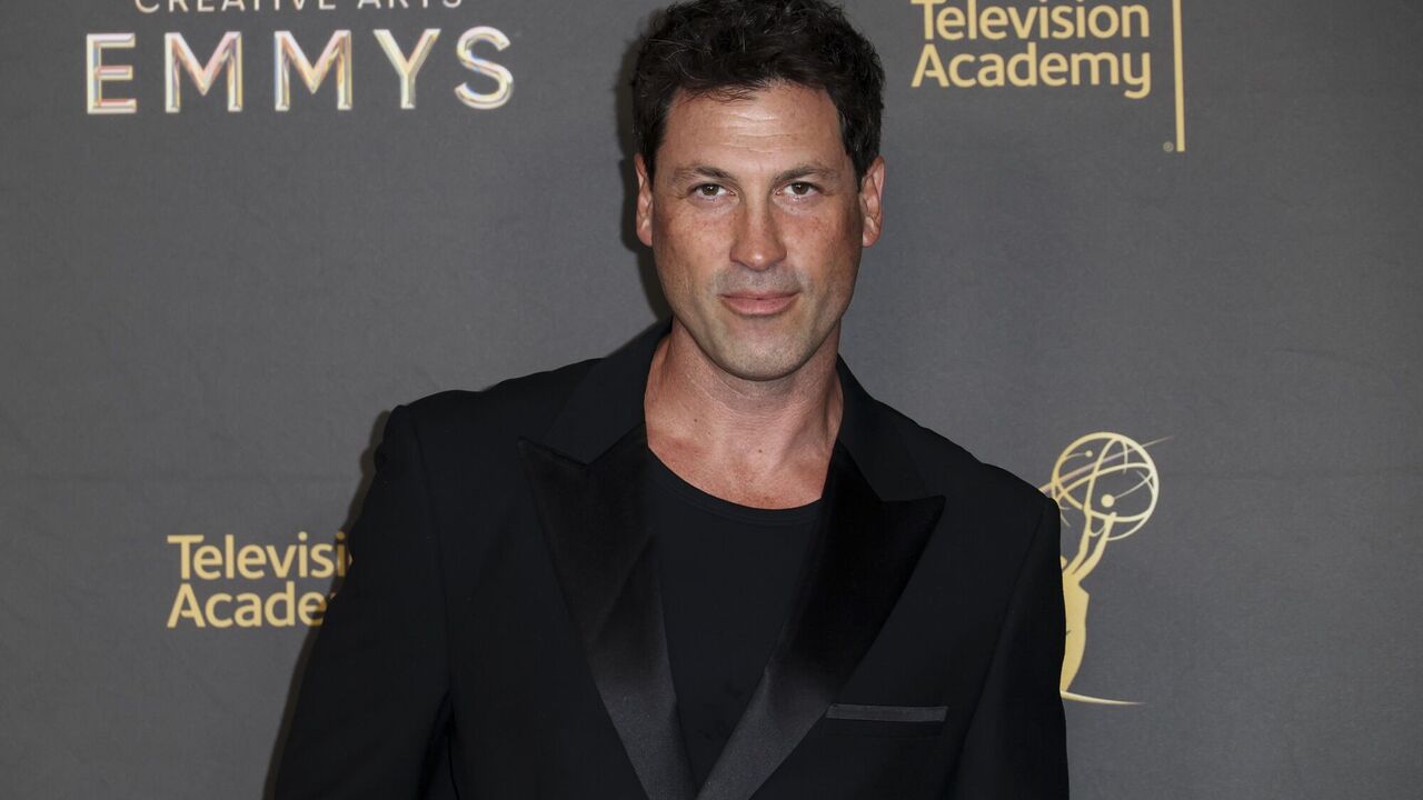 Ukrainian-born American dancer Maksim Chmerkovskiy shows California wildfires approaching his house. Video