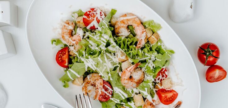 A delicious and light salad that doesn't require boiling anything: the recipe
