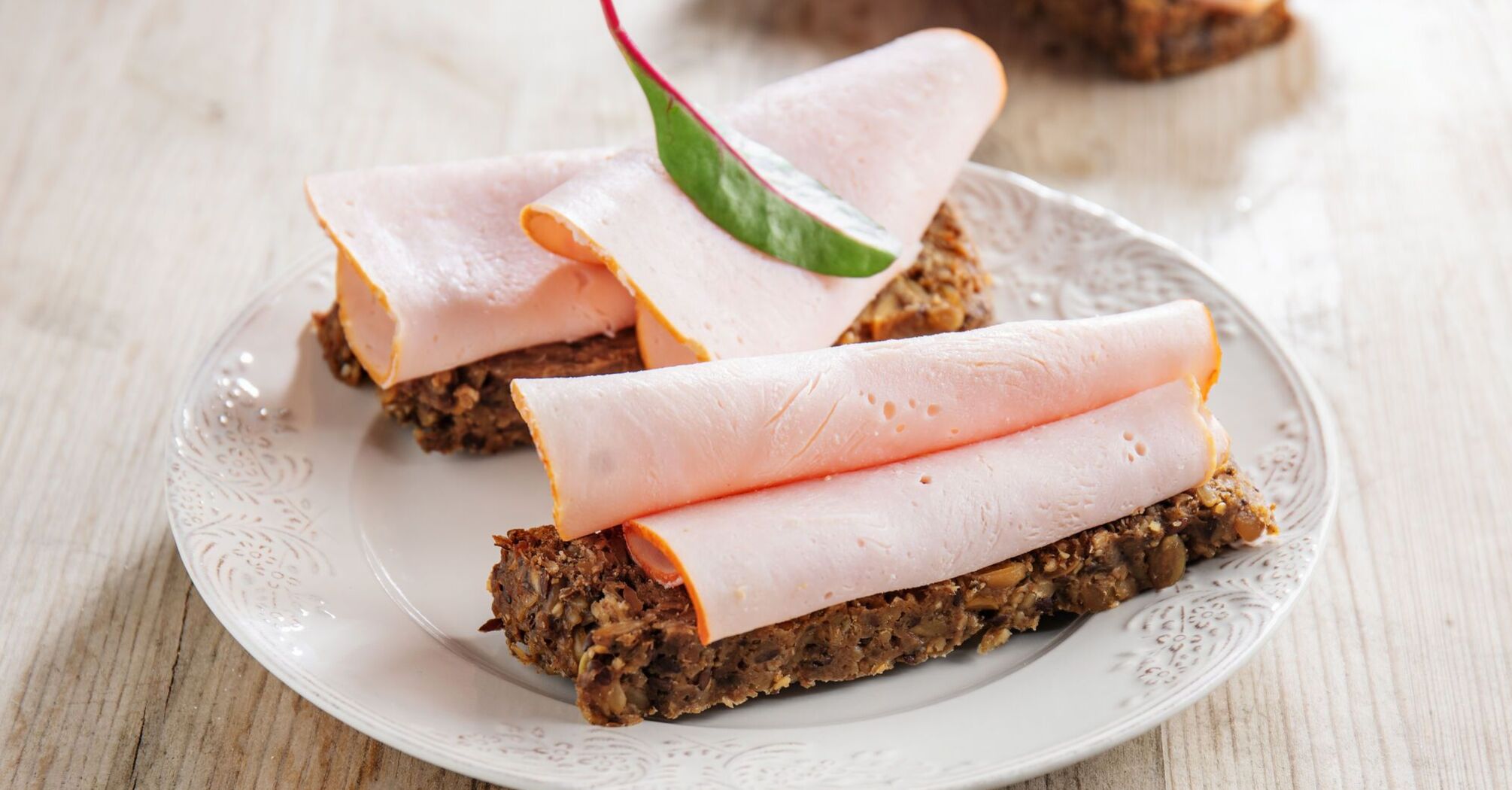 Homemade chicken ham: a tasty alternative to store-bought product