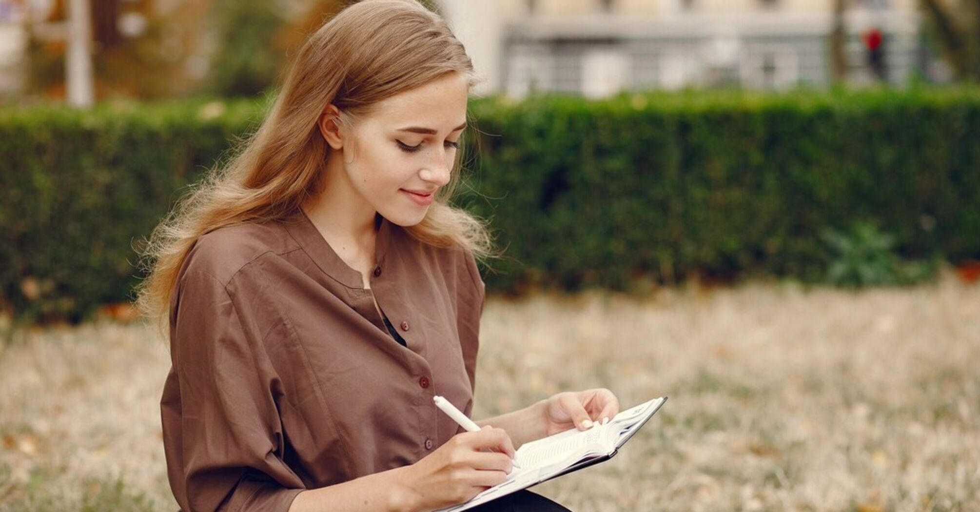 Should you write by hand or type on a keyboard? Study shows which is better for the brain