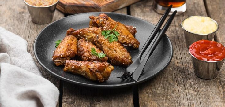 How to bake crispy and juicy wings for lunch: a quick idea