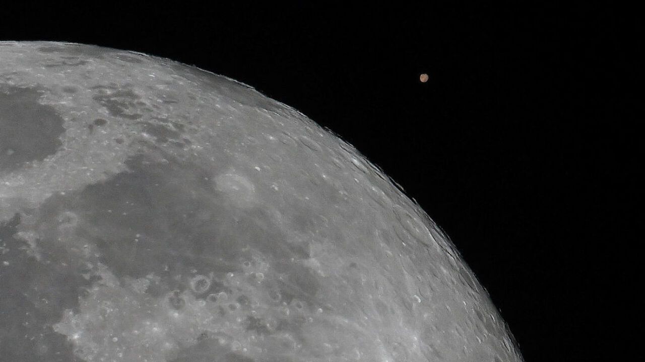 How the Wolf Moon "ate" Mars: photos of an amazing phenomenon from different parts of the planet