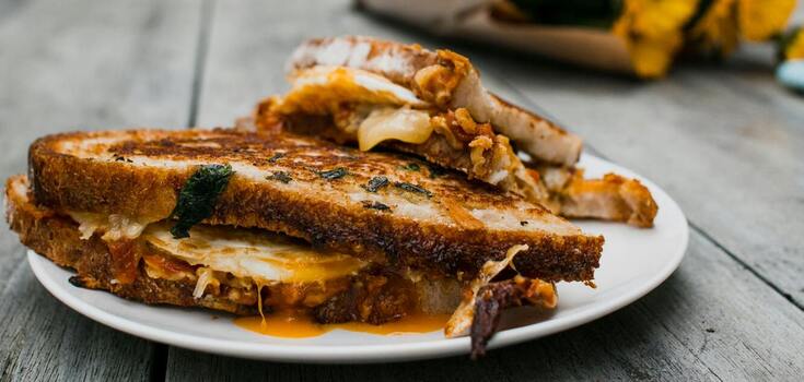 Very satisfying and delicious hot bacon sandwiches: a simple recipe in 5 minutes