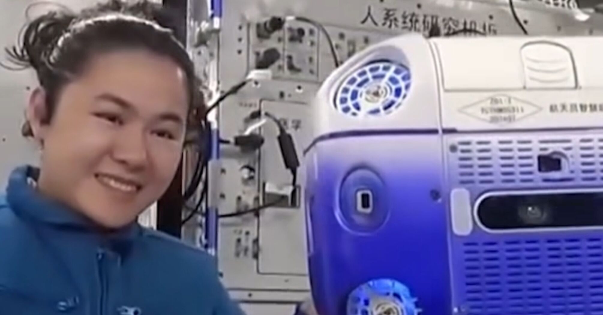 Chinese taikonauts have a smart assistant in space: what the robot Xiao Han can do. Photos and videos