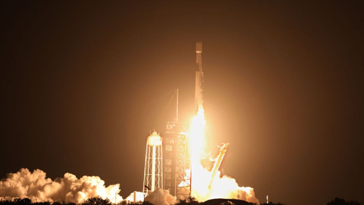 SpaceX launches two spacecraft to the Moon on a single rocket. Photo and video