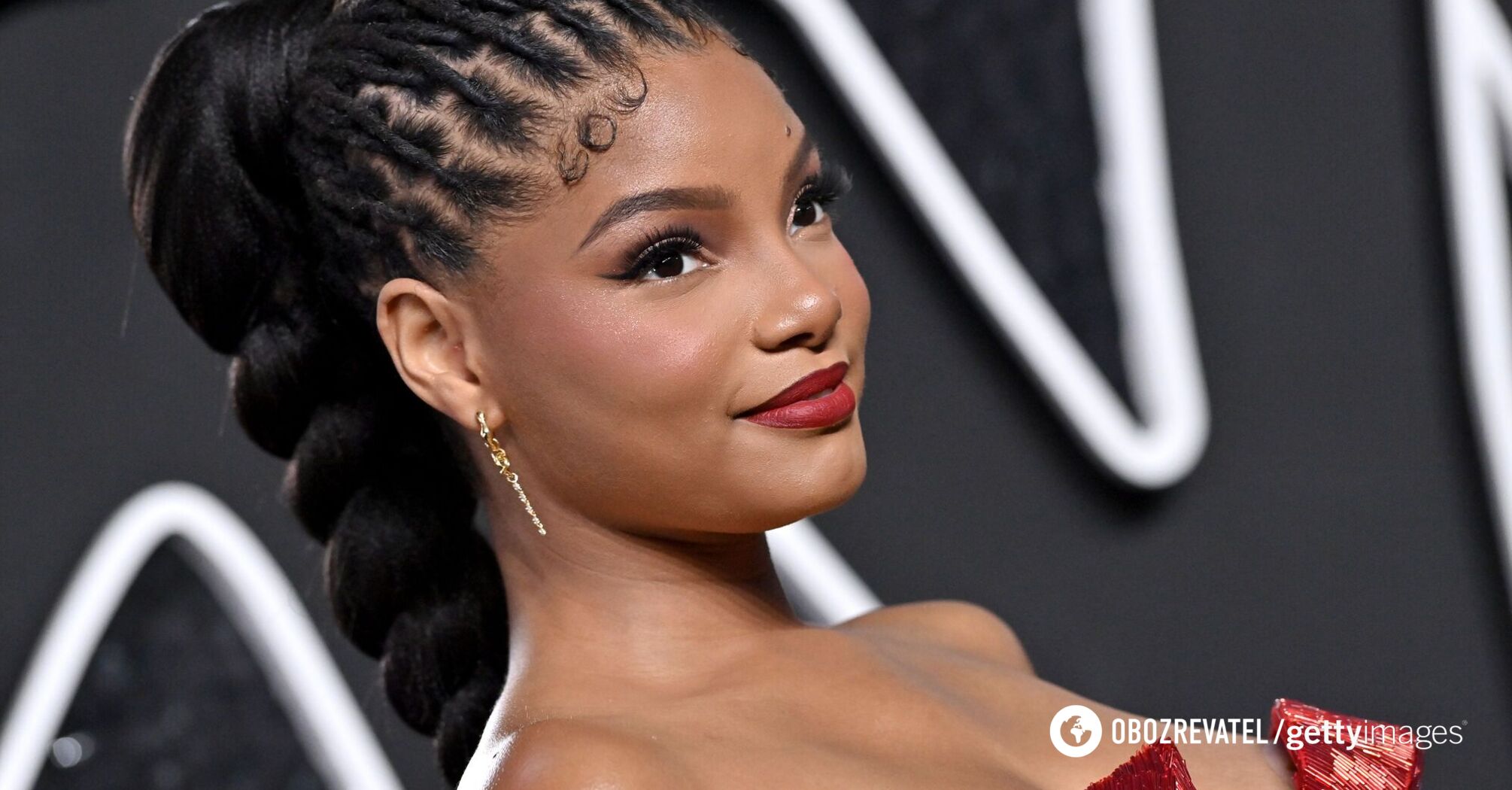 Old money style: "The Little Mermaid" star shows off an exquisite manicure. Photo