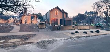 Pozostały prawie nietknięte: architekci wyjaśnili, dlaczego niektóre budynki w Los Angeles przetrwały pożar. Zdjęcia i wideo