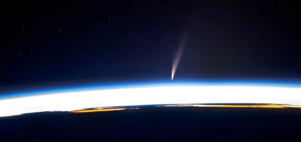 The comet, which last approached the Earth 160 thousand years ago, was filmed from the ISS. Photo