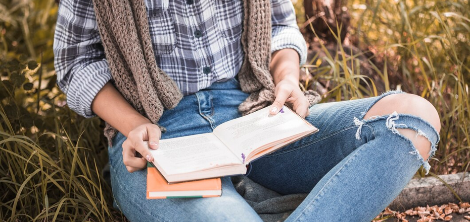 Co nosić z podartymi dżinsami: modne opcje