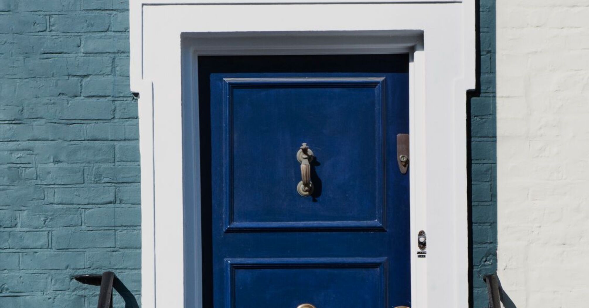 Хотите быстрее продать дом – покрасьте входную дверь в этот цвет