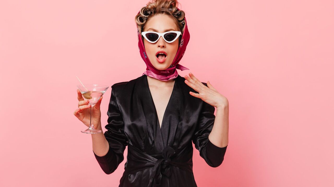 Dodatek do włosów w stylu retro stał się ulubieńcem fashionistek na całym świecie: trzy fryzury z kultową wsuwką