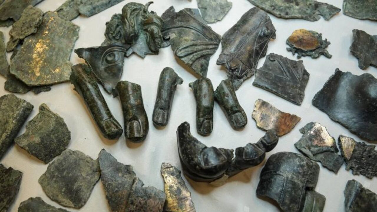 2000 fragmentów posągów z brązu znaleziono na starożytnym wysypisku śmieci w Turcji. Zdjęcie