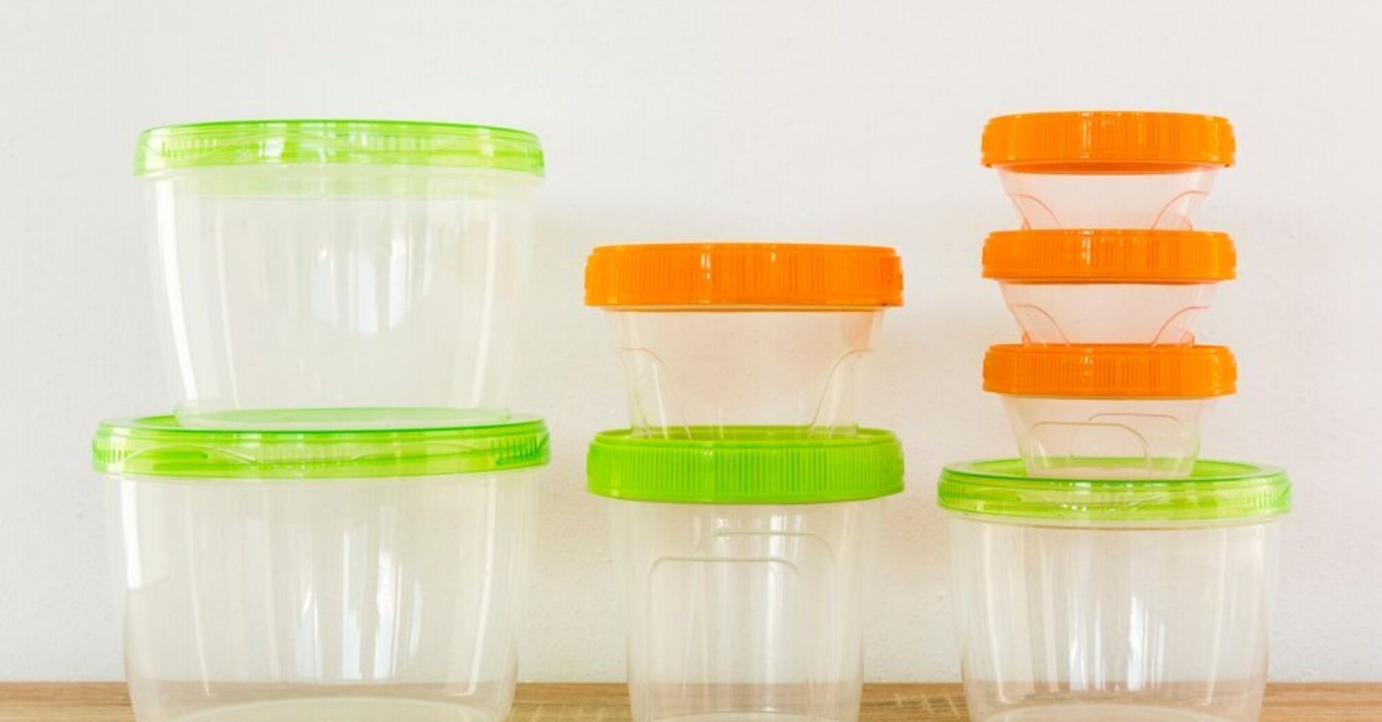 Plastic containers are greasy and smell bad: what's the best way to clean dishes