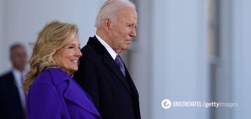 Bidenowie przybyli na inaugurację Trumpa w purpurze: co to oznacza w amerykańskiej polityce. Zdjęcie.