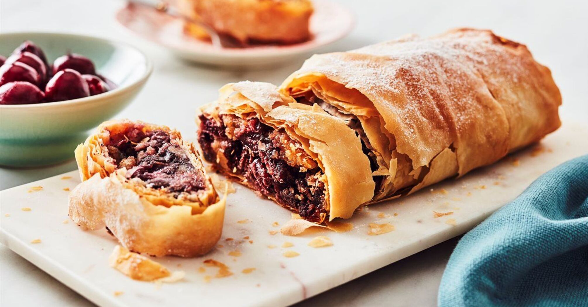 Quick phyllo pie: canned cherries are suitable for the filling