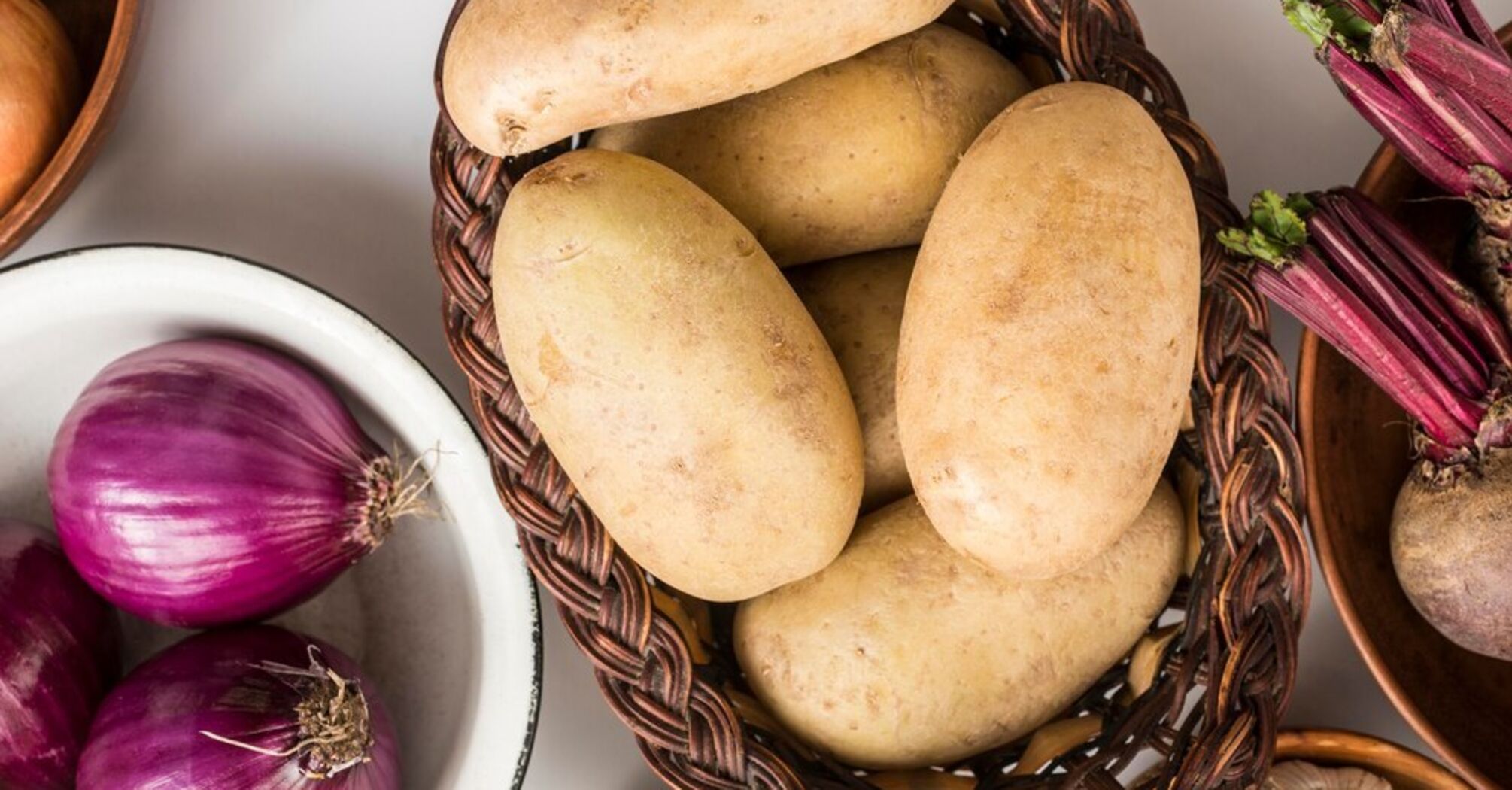 Where to store potatoes to keep them from sprouting and turning green: the perfect place