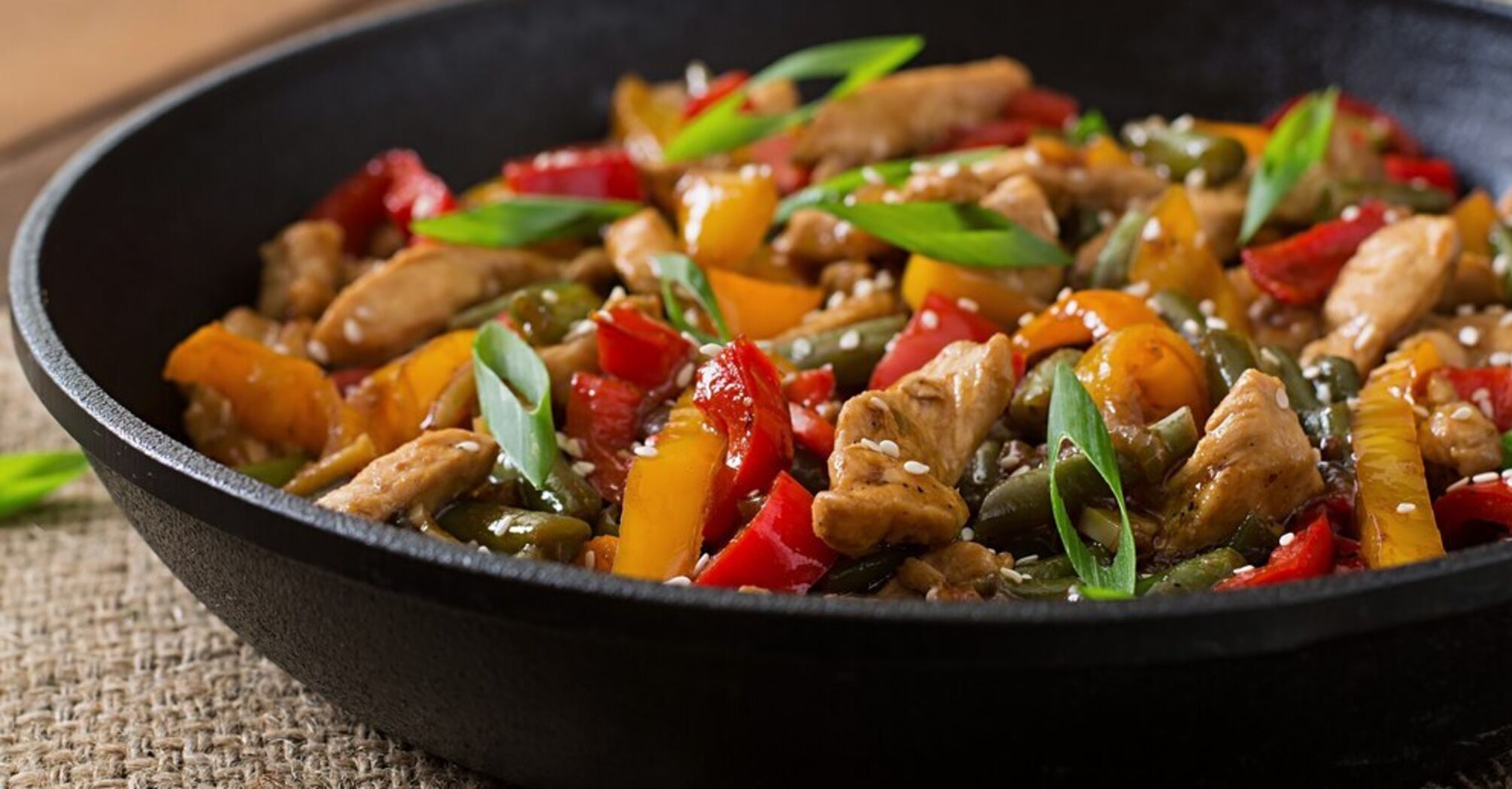 Chicken and peppers in a skillet in 10 minutes: the perfect dish for busy housewives