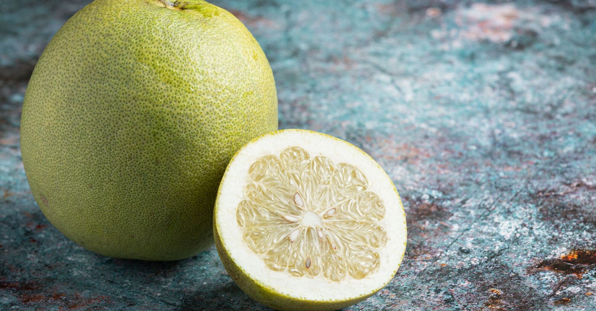 How to easily peel a pomelo to make it convenient to eat: a life hack