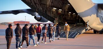 Stany Zjednoczone rozpoczęły deportację nielegalnych imigrantów: Meksyk odmówił przyjęcia samolotu. Zdjęcie