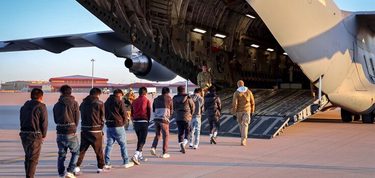 The United States began deporting illegal migrants: Mexico refused to accept the plane. Photo