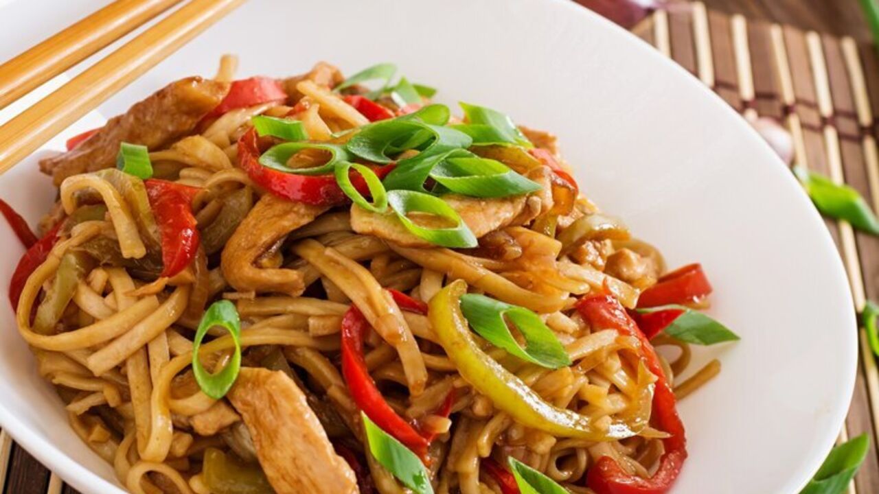 Jak ugotować popularny makaron udon: przepis z kurczakiem i warzywami