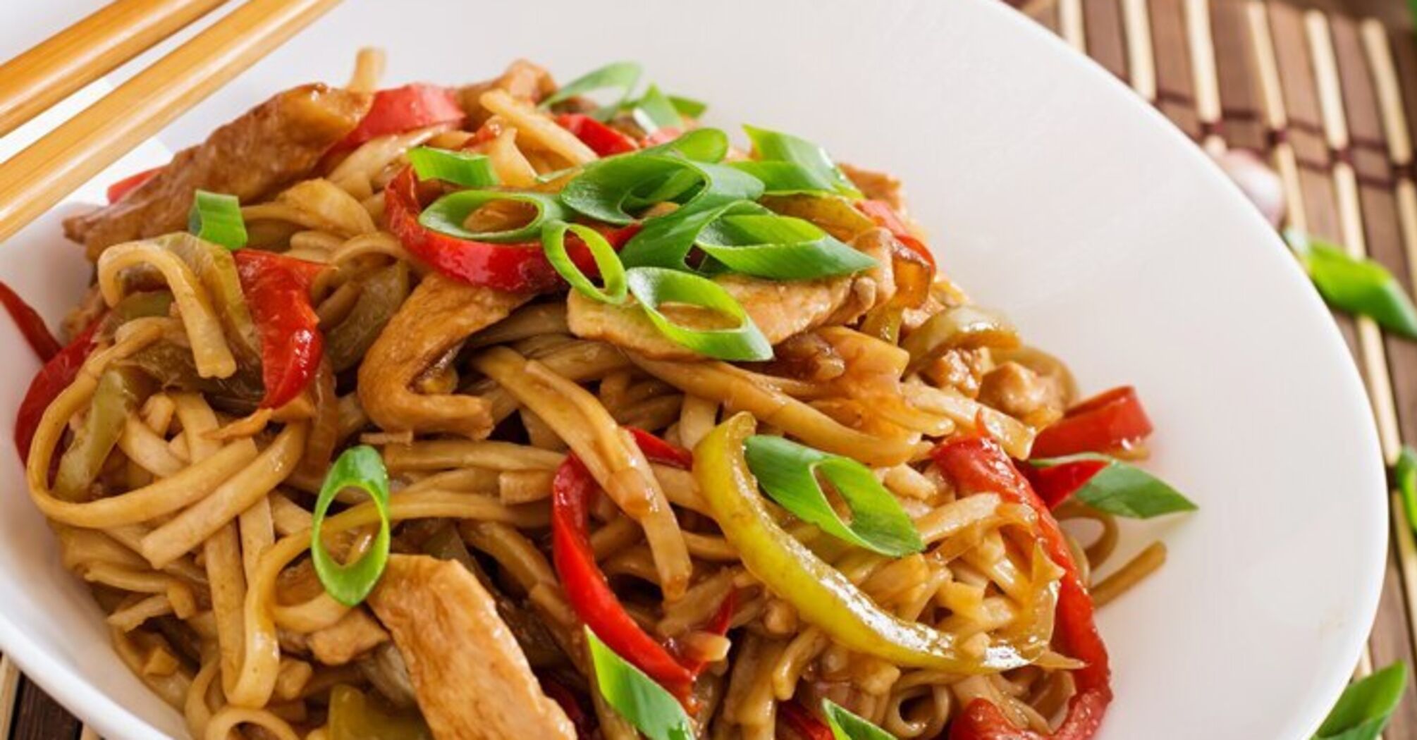 How to cook popular udon noodles: recipe with chicken and vegetables