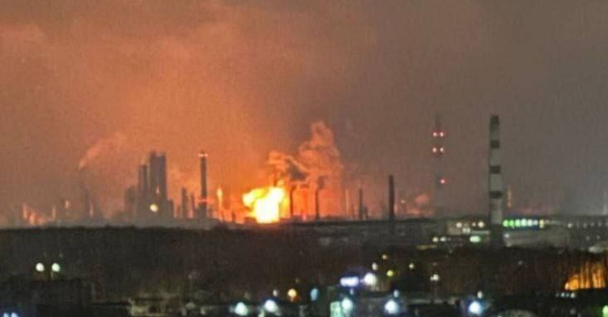 Explosions rock Russian Ryazan after another drone attack on local oil refinery. Video