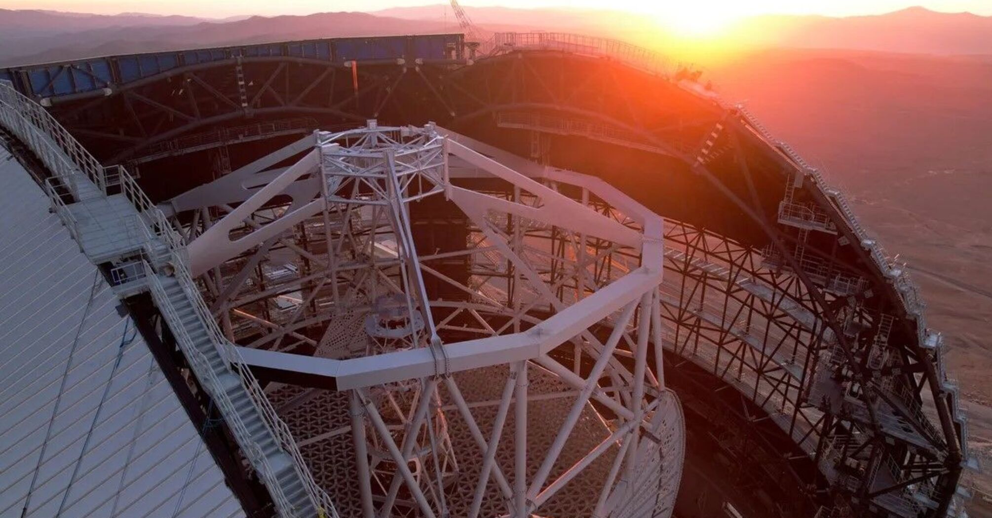 Like a football field: what the frame of the world's largest telescope looks like. Photo