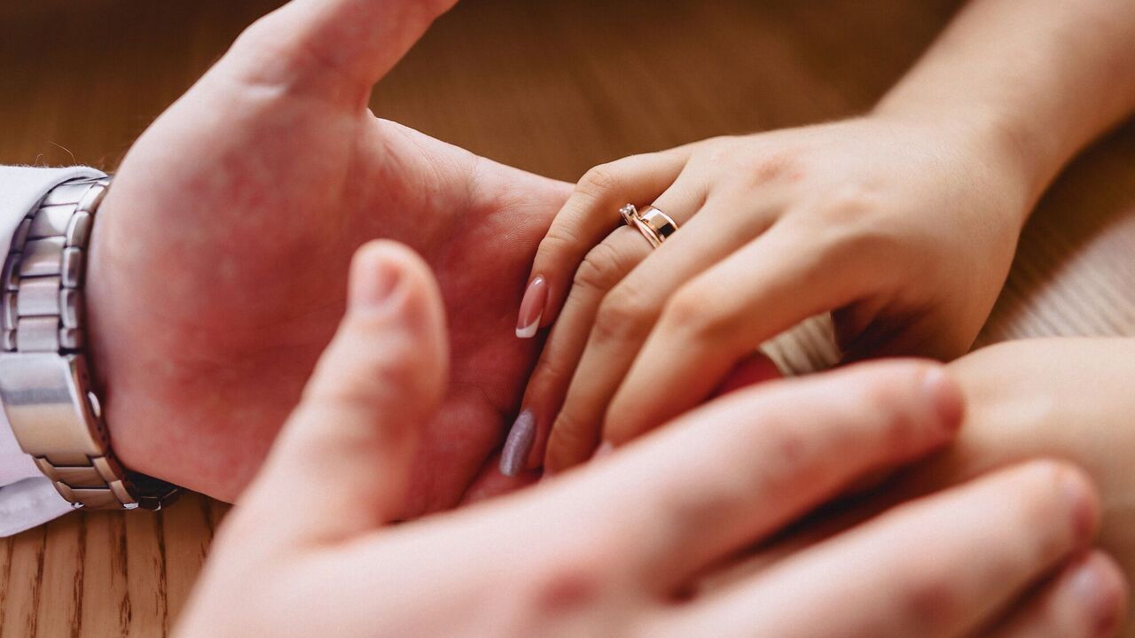 Which star had the best engagement manicure: stylish options
