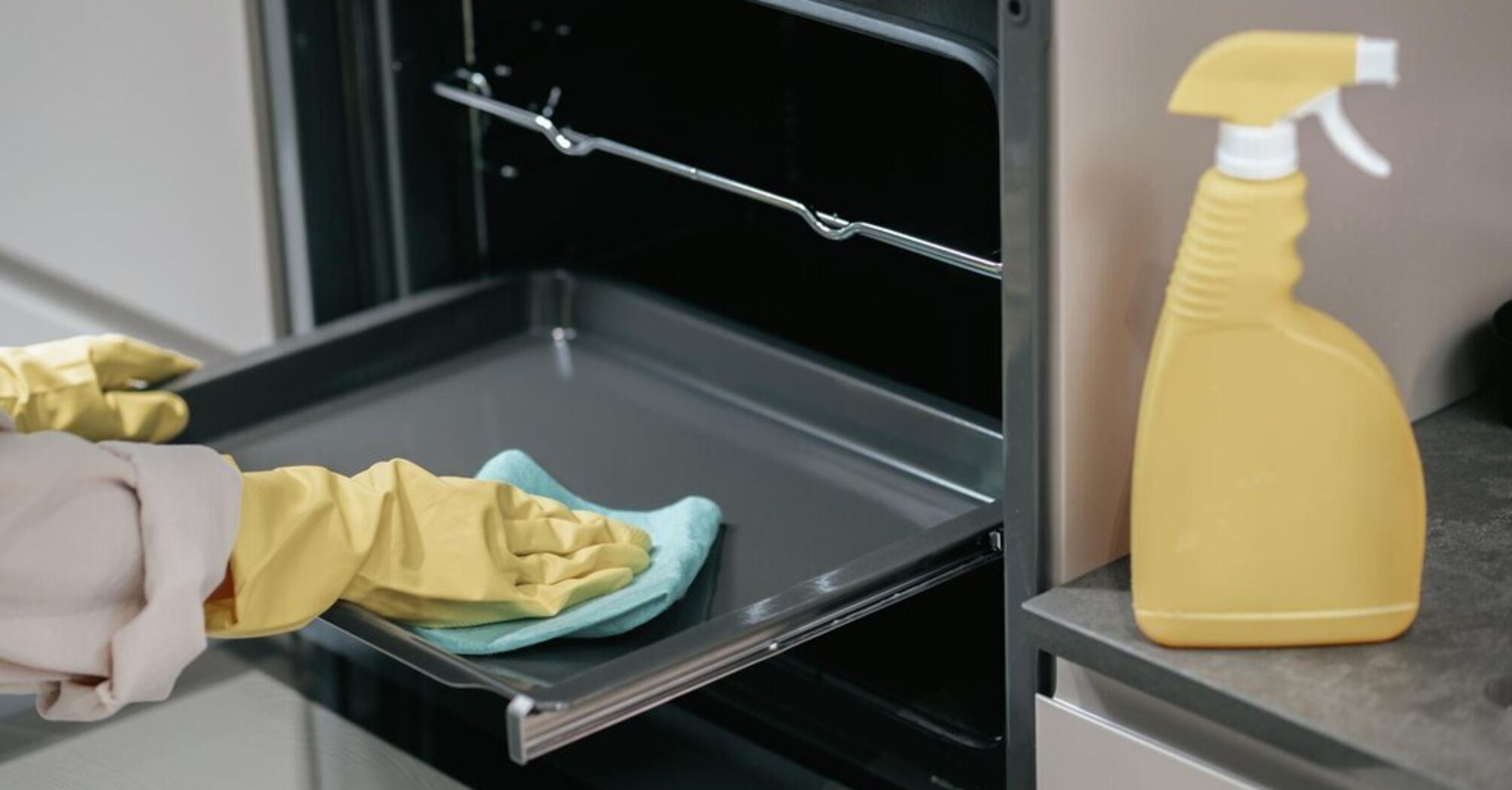 How to clean the oven without effort: two simple ingredients will save the day