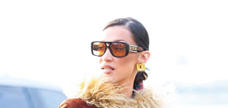 Bella Hadid zachwyciła stylowym zimowym lookiem w stylu retro. Zdjęcia