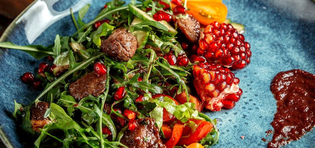 Warm salad with liver, herbs, and orange: a recipe for a hearty and quick dish