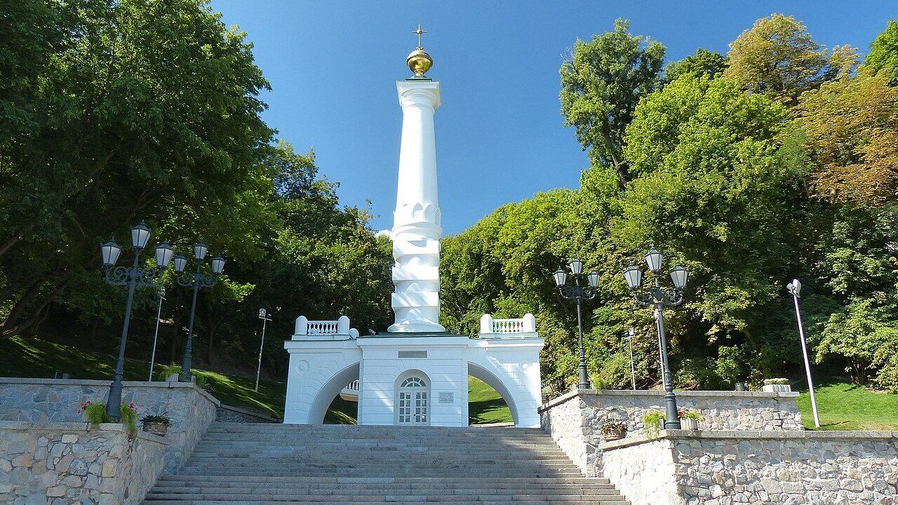 The web shows what one of the oldest monuments in Kyiv looked like in the 1880s. A unique photo