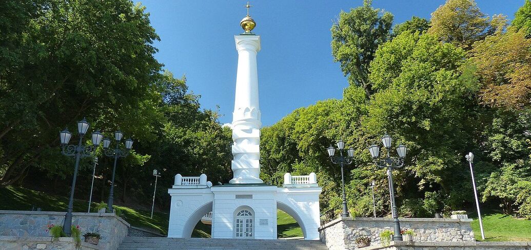 The web shows what one of the oldest monuments in Kyiv looked like in the 1880s. A unique photo