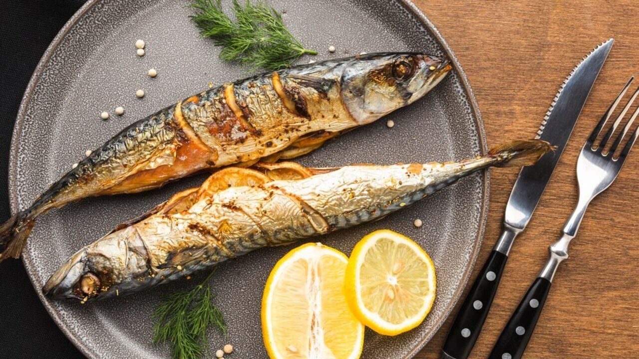 Odorless baked mackerel: we tell you what you should definitely add to the fish