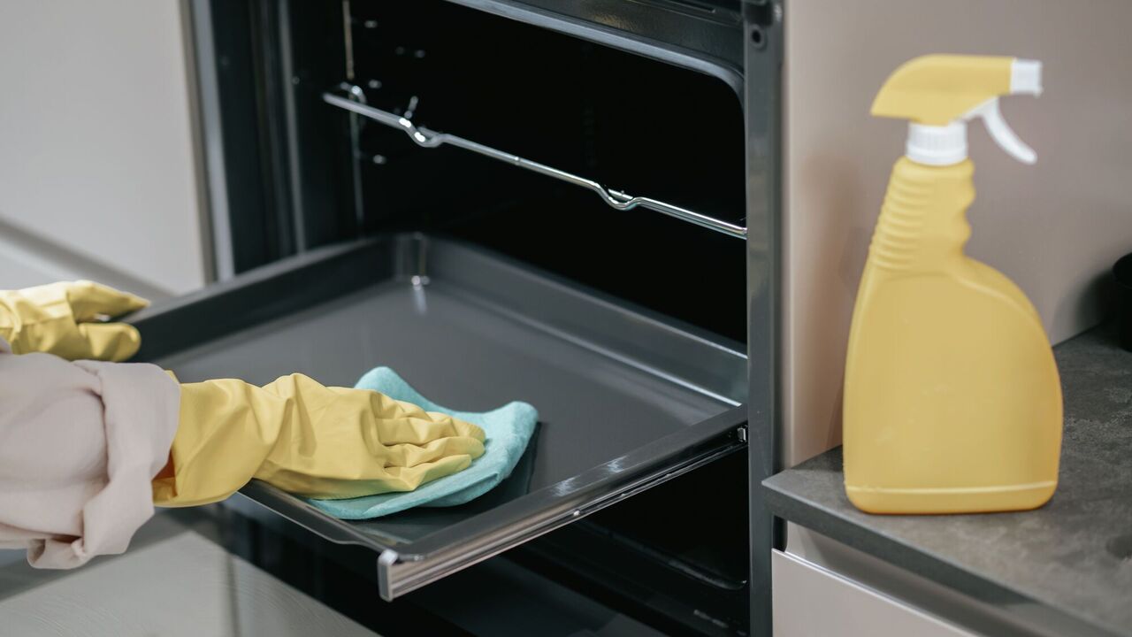 How to clean the oven without chemicals: the easiest and most effective way