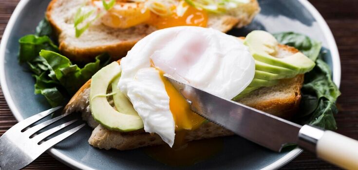 How to easily prepare poached eggs without a pot: a simple method
