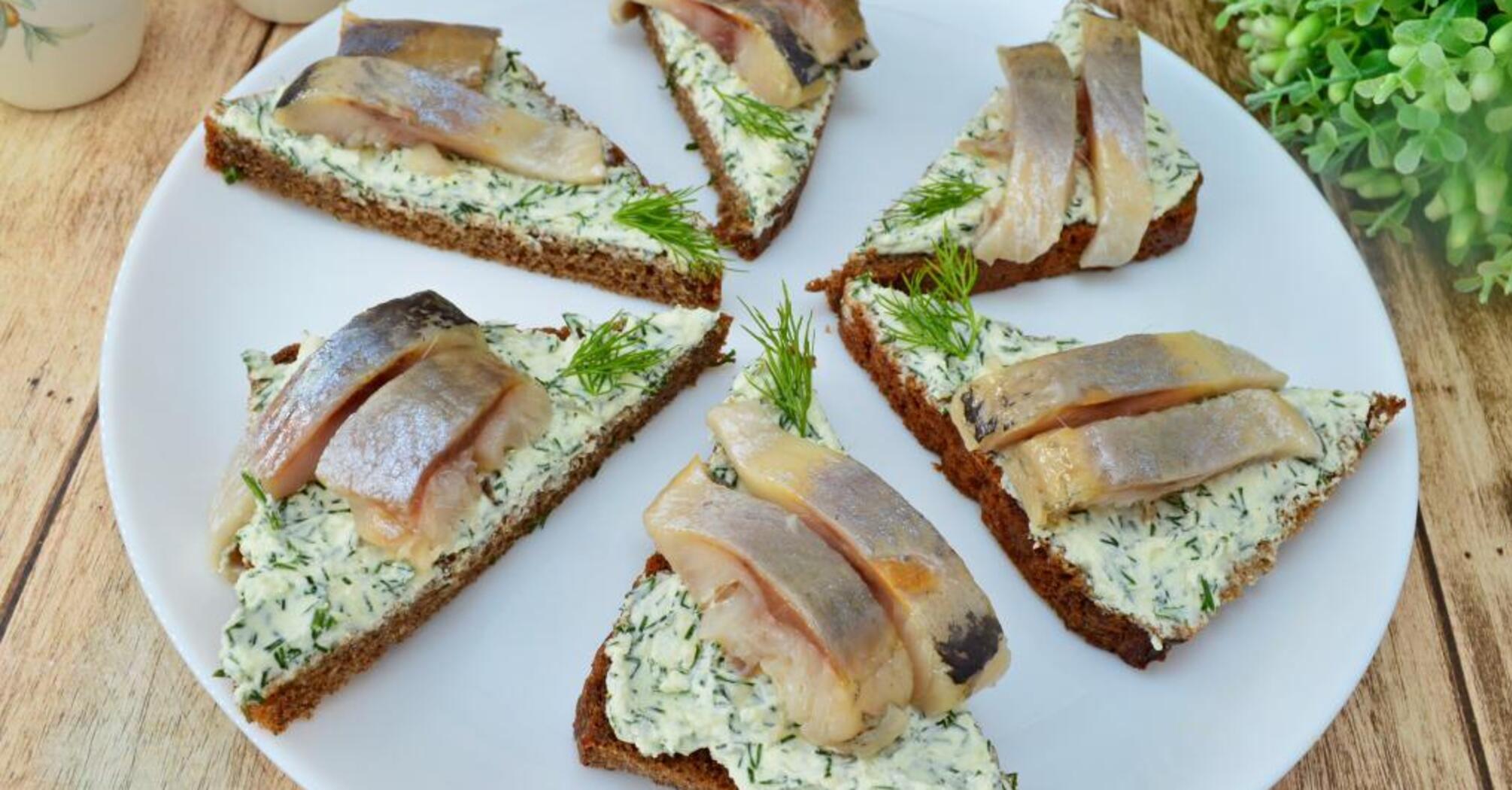 Delicious herring sandwiches for a festive table: an easy recipe