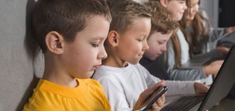 Które kraje europejskie zakazały lub chcą ograniczyć korzystanie ze smartfonów w szkołach? Dane na dzień 1 stycznia 2025 r.