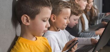 Które kraje europejskie zakazały lub chcą ograniczyć korzystanie ze smartfonów w szkołach? Dane na dzień 1 stycznia 2025 r.