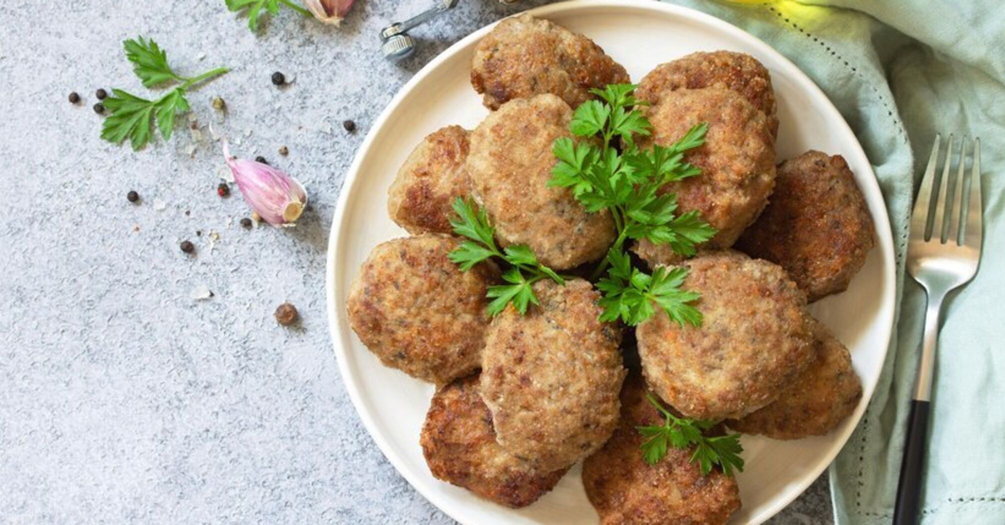 Delicious chicken cutlets: how to cook so that they are not dry