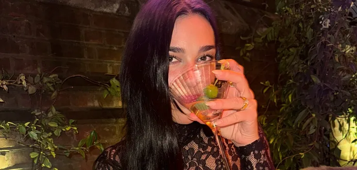 Pasuje prawie do wszystkiego: Dua Lipa wspiera trend "nagiego manicure"