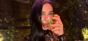 Pasuje prawie do wszystkiego: Dua Lipa wspiera trend "nagiego manicure"