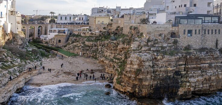 Standing on a cliff: a beautiful Italian town was advised to visit every tourist