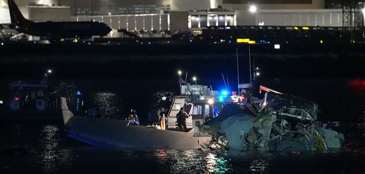 In the United States, an airplane with dozens of people collided with a helicopter and fell into the water, many dead: among the passengers were figure skaters from Russia. Photo and video